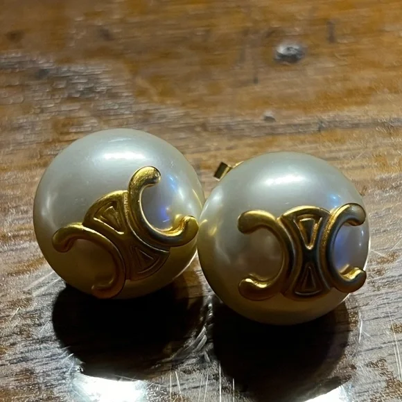 Golden logo pearl earring - Picture 5 of 6